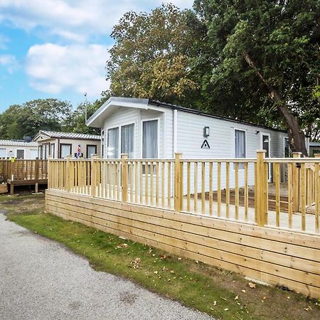 Beautiful Caravan With Decking At Azure Seas In Suffolk, Sleeps 6 Ref 32004Az Lowestoft Exterior photo