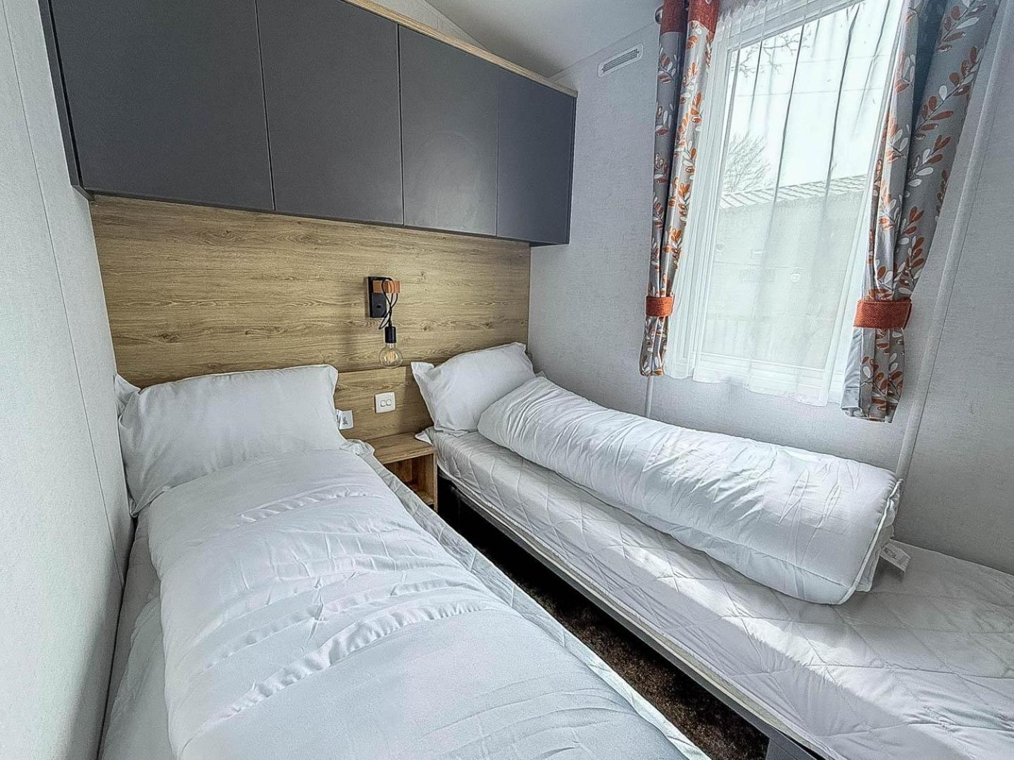 Beautiful Caravan With Decking At Azure Seas In Suffolk, Sleeps 6 Ref 32004Az Lowestoft Exterior photo