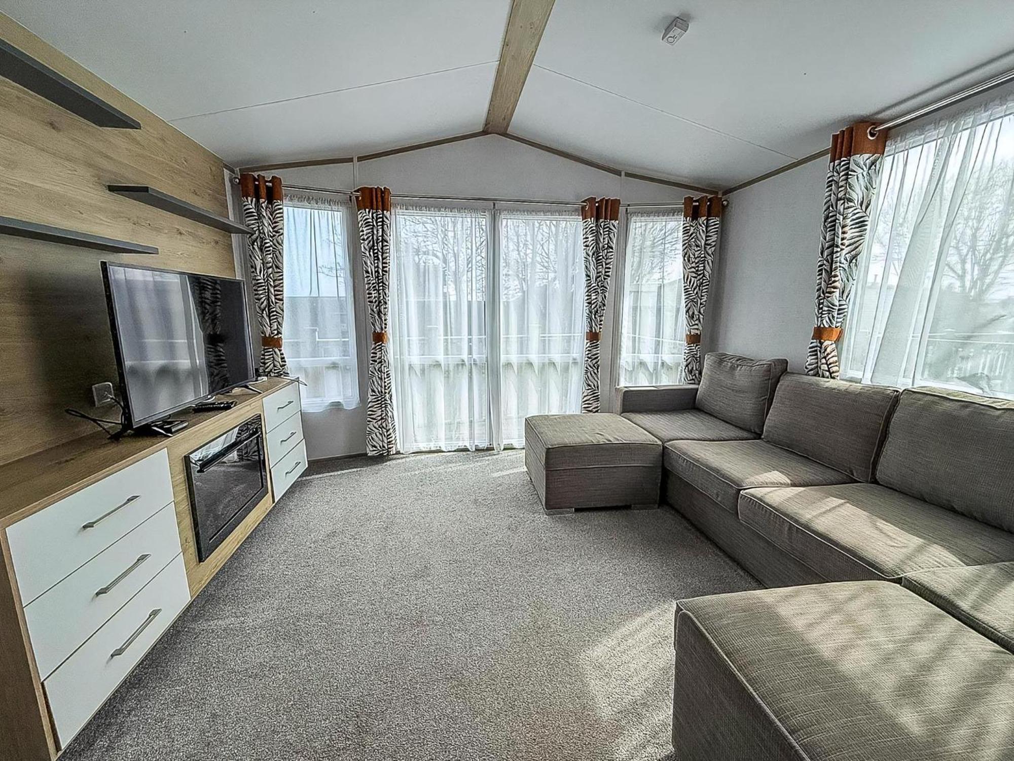 Beautiful Caravan With Decking At Azure Seas In Suffolk, Sleeps 6 Ref 32004Az Lowestoft Exterior photo